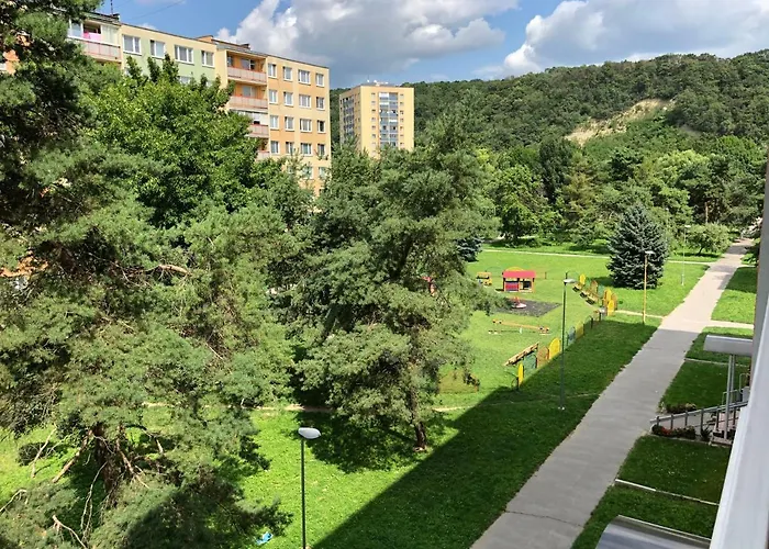 Jedenast.sk, Námestie Kozmonautov 5 *